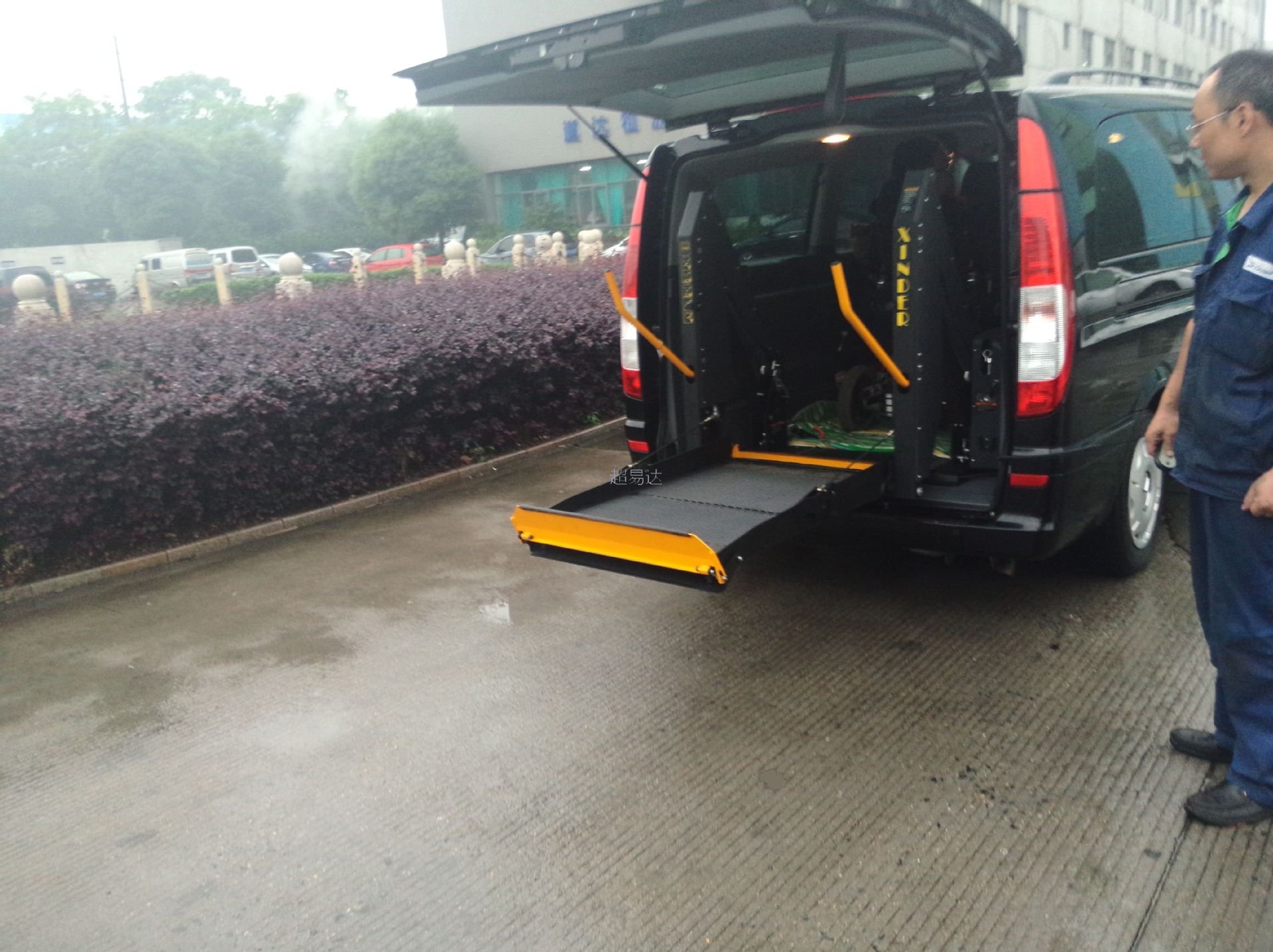 車(chē)載輪椅升降機(jī)